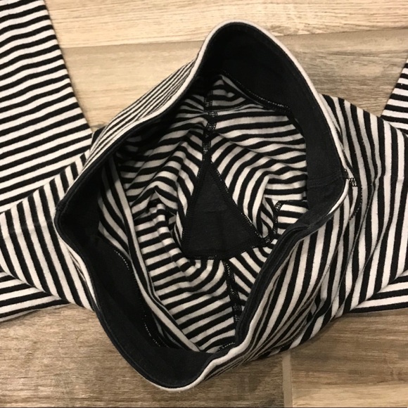 Lululemon B&W Stripe Cotton Wunder Unders - Picture 4 of 8